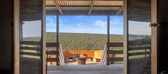 Rustic country lodge with spectacular fire pit and nearby hiking trails