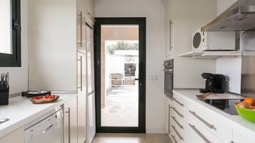 Een koelkast, een magnetron, een oven, een vaatwasser