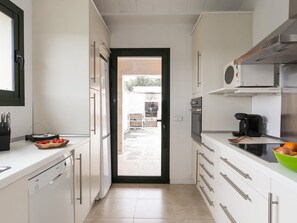 Jääkaappi, mikroaaltouuni, uuni, astianpesukone