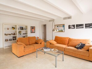 Una televisión, una chimenea, un reproductor estéreo