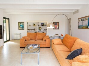 Una televisión, una chimenea, un reproductor estéreo