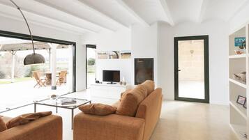 Una televisión, una chimenea, un reproductor estéreo