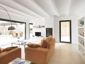 TV, fireplace, stereo