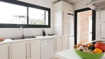 Een koelkast, een magnetron, een oven, een vaatwasser