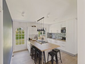 Geladeira, micro-ondas, fogão, lava-louças