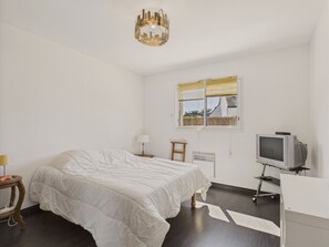 4 bedrooms, iron/ironing board, free WiFi