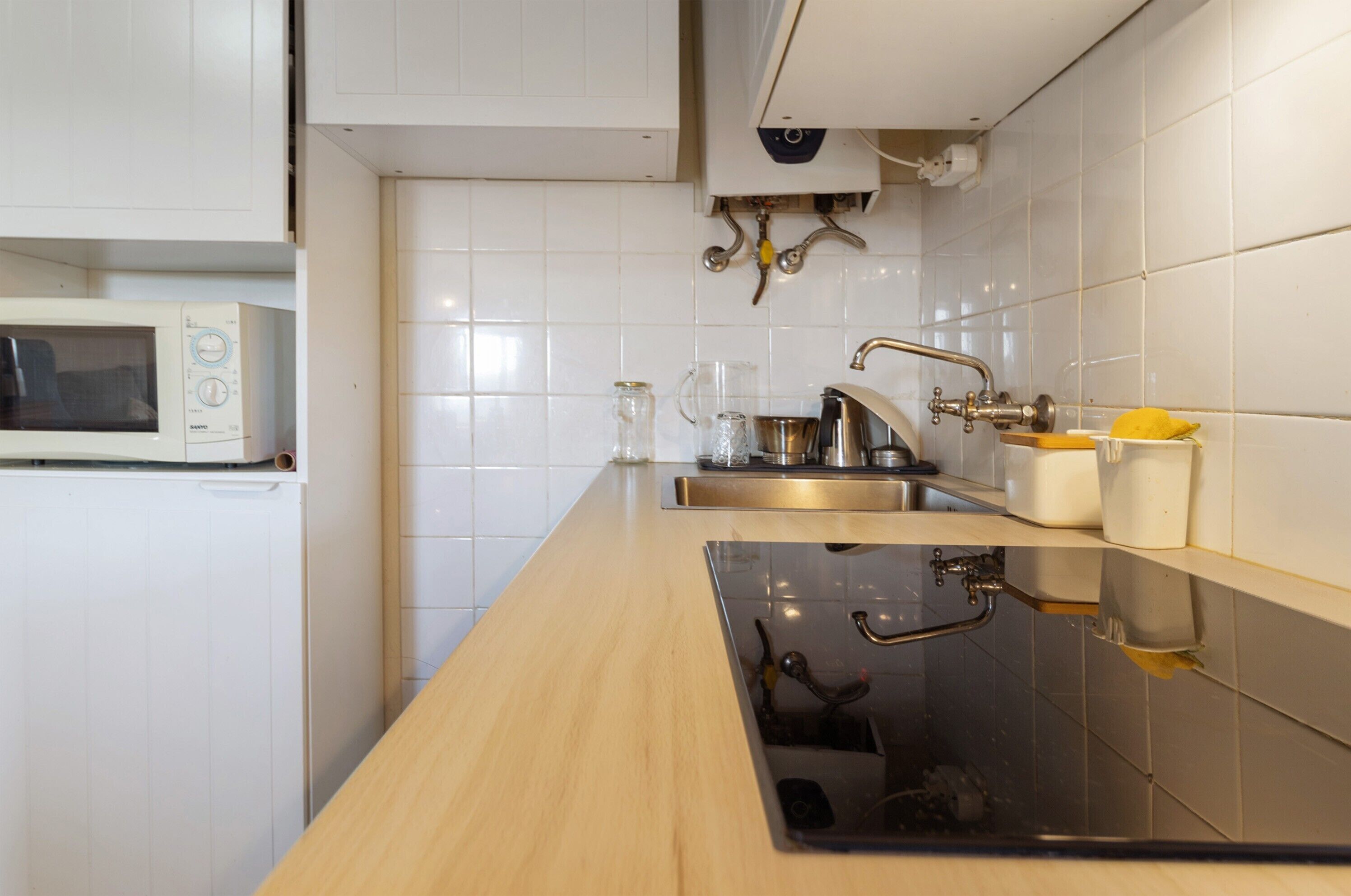 Een koelkast, een magnetron, een kookplaat, een vaatwasser