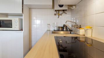 Een koelkast, een magnetron, een kookplaat, een vaatwasser