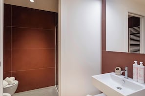 Studio | Bathroom | Shower, hair dryer, towels, soap