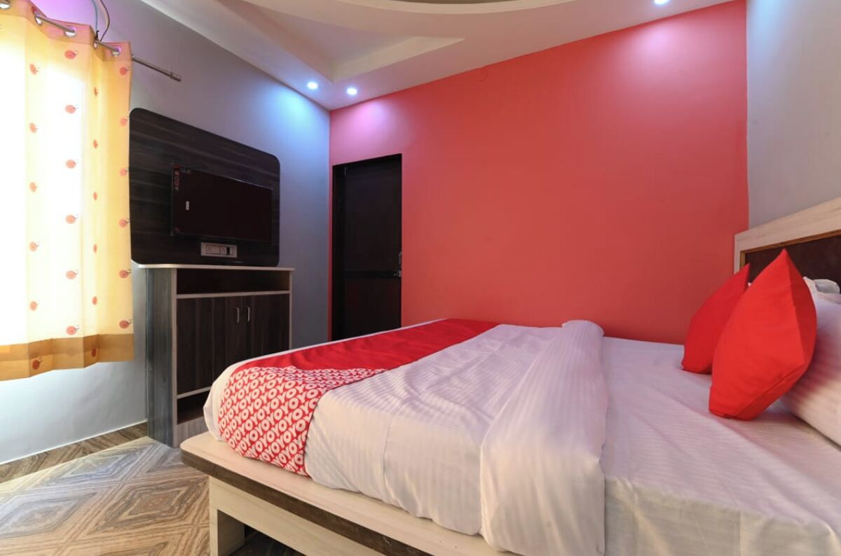 Een slaapkamer met een bed, een kledingkast en een televisie.