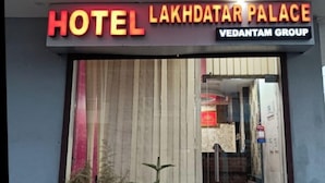 La entrada del Hotel Lakhdatar Palace, del Grupo Vedantam, con un diseño moderno y plantas en macetas.