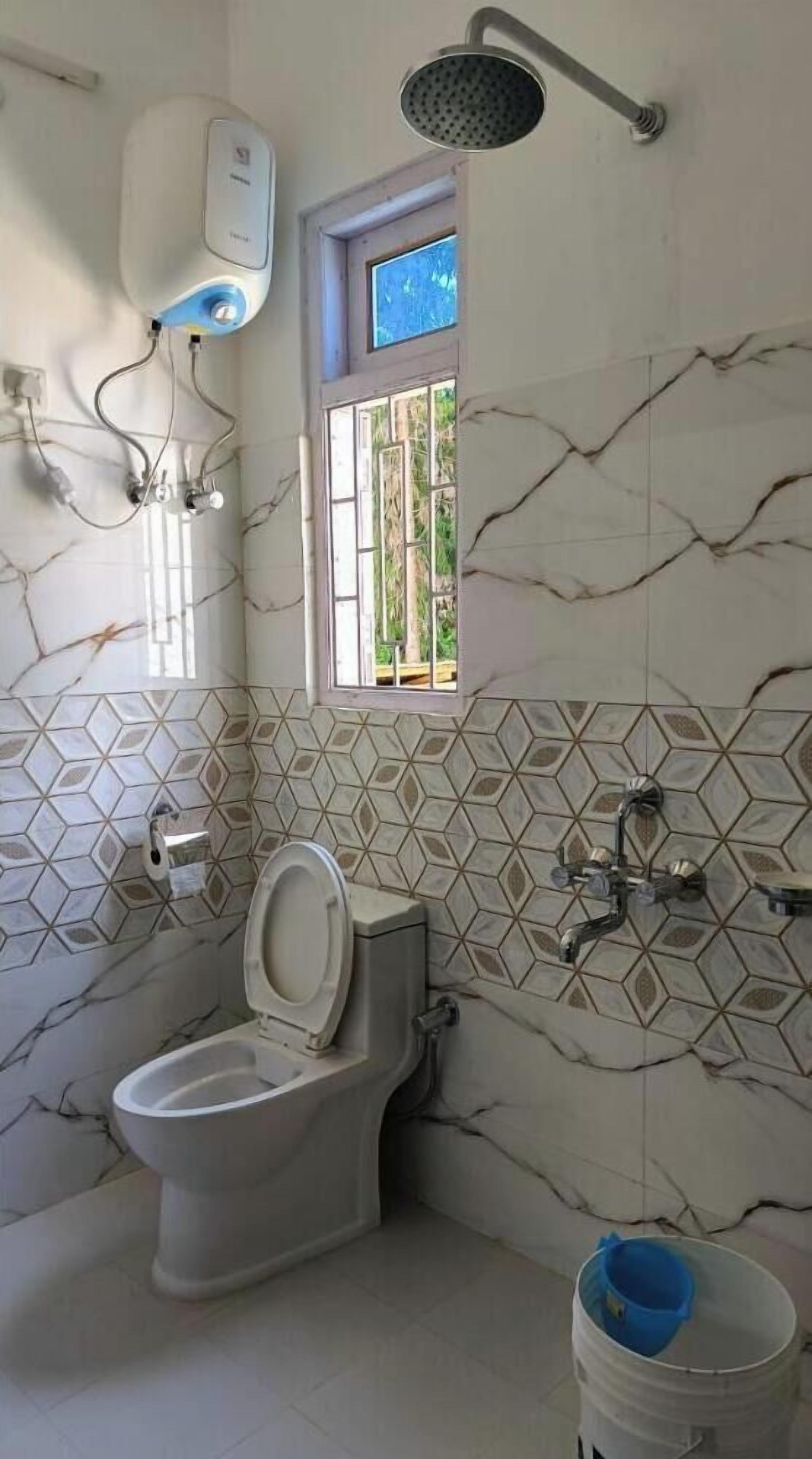 Basic Double Room, 1 Double Bed, Balcony | Bathroom | Shower, towels, soap, shampoo