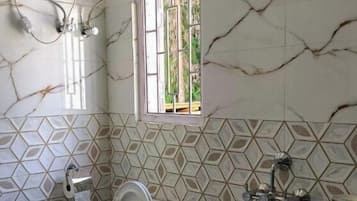 Chambre Double, 1 lit double, balcon | Salle de bain | Douche, serviettes fournies, savon, shampoing