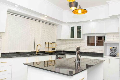 Spacious & Beautiful 5-bedroom Villa in Nairobi with WiFi