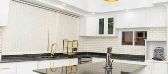 Spacious & Beautiful 5-bedroom Villa in Nairobi with WiFi