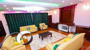 A living room with a sofa set, a coffee table, and a TV. - Spacious & Beautiful 5-bedroom Villa in Nairobi with WiFi (Nairobi)