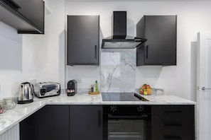 Kühlschrank, Mikrowelle, Ofen, Herdplatte