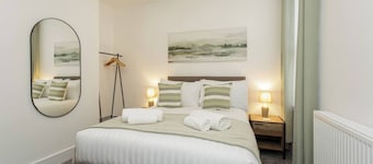 Una casa contemporanea e stilosa con 3 camere da letto vicino alla spiaggia di Eastney. Ottima per famiglie e gruppi.