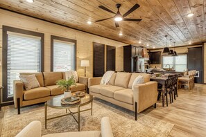 Smart TV, fireplace, video games - Carpenters Splashin Paradise -Smith Creek Reserve, Waterpark, Theater Room, Pool (Sevierville)