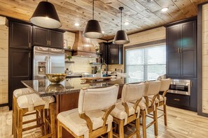 Jääkaappi, mikroaaltouuni, astianpesukone, kahvin-/teenkeitin