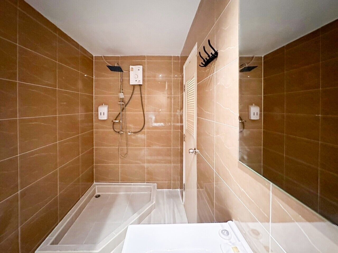 Un baño con ducha, inodoro y lavabo.