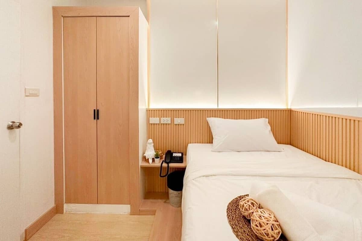Blackout curtains, free WiFi