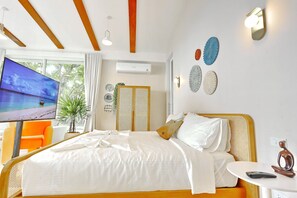 1 habitación, tabla de planchar con plancha y cuna de viaje