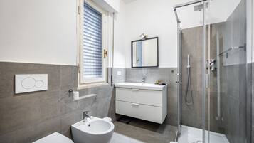 Doccia, asciugacapelli, bidet, asciugamani