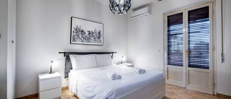 2 bedrooms, iron/ironing board, travel cot, free WiFi