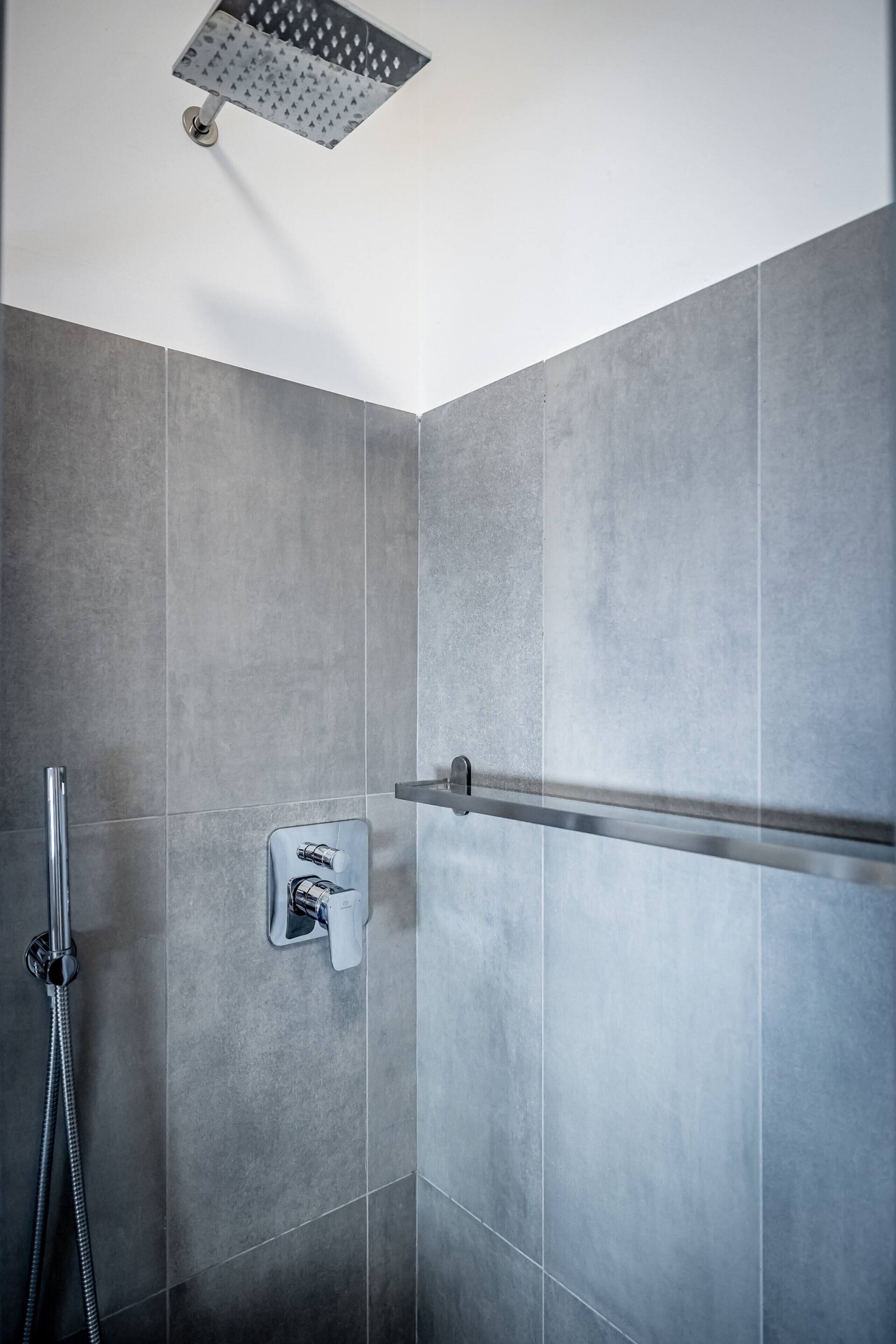 Douche, sèche-cheveux, bidet, savon