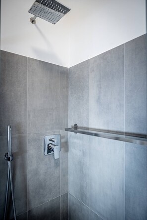 Dusj, hårføner, bidé og såpe