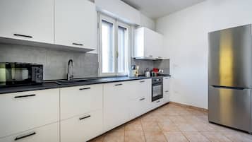 Jääkaappi, mikroaaltouuni, uuni, liesi