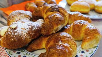 Petit déjeuner buffet (12 EUR par personne)