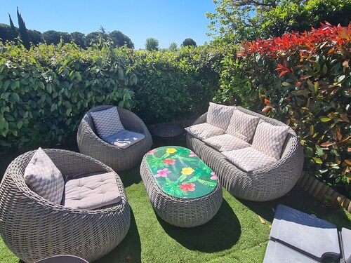 Pretty detached house close to the sea, with above-ground pool