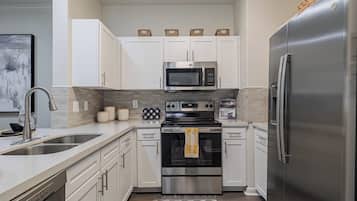 Condo có thiết kế đặc trưng, 2 phòng ngủ | Bếp riêng | Tủ lạnh, lò vi sóng, lò nướng, bếp nấu