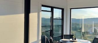 2BR Architect-Designed Oceanview Escape With Deck