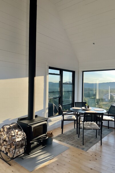 2BR Architect-Designed Oceanview Escape With Deck