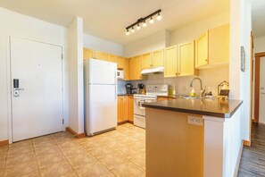 Køleskab, mikrobølgeovn, ovn, kogeplade