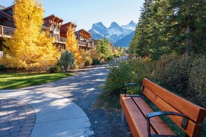 Property grounds - Alpine Vista - Family Fun Pool & Hot Tub (Canmore)