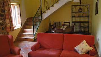 Una televisión, una chimenea