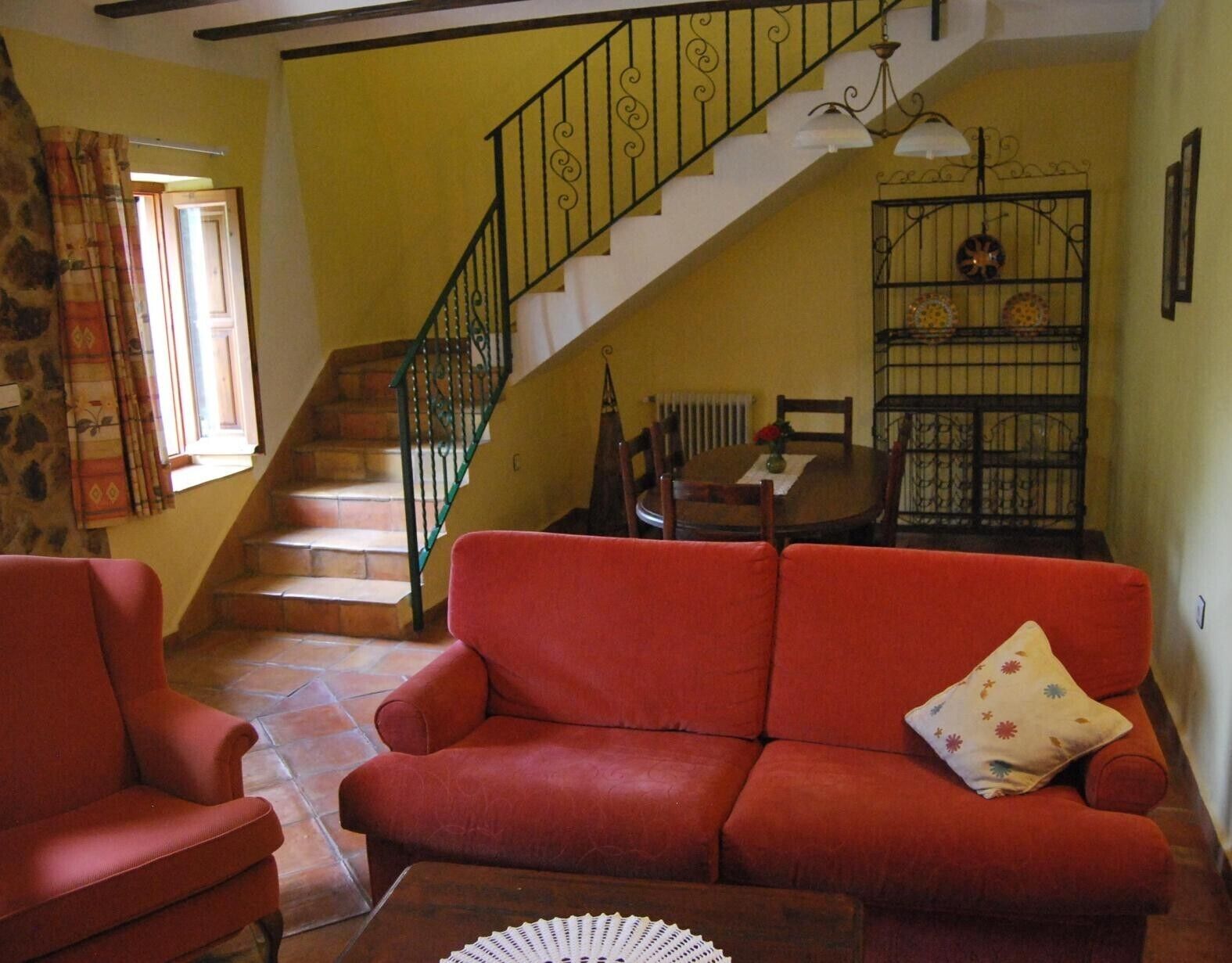 Televisión y chimenea 