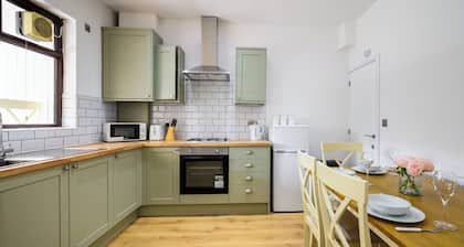 Stylish 2 br House, Free Parking