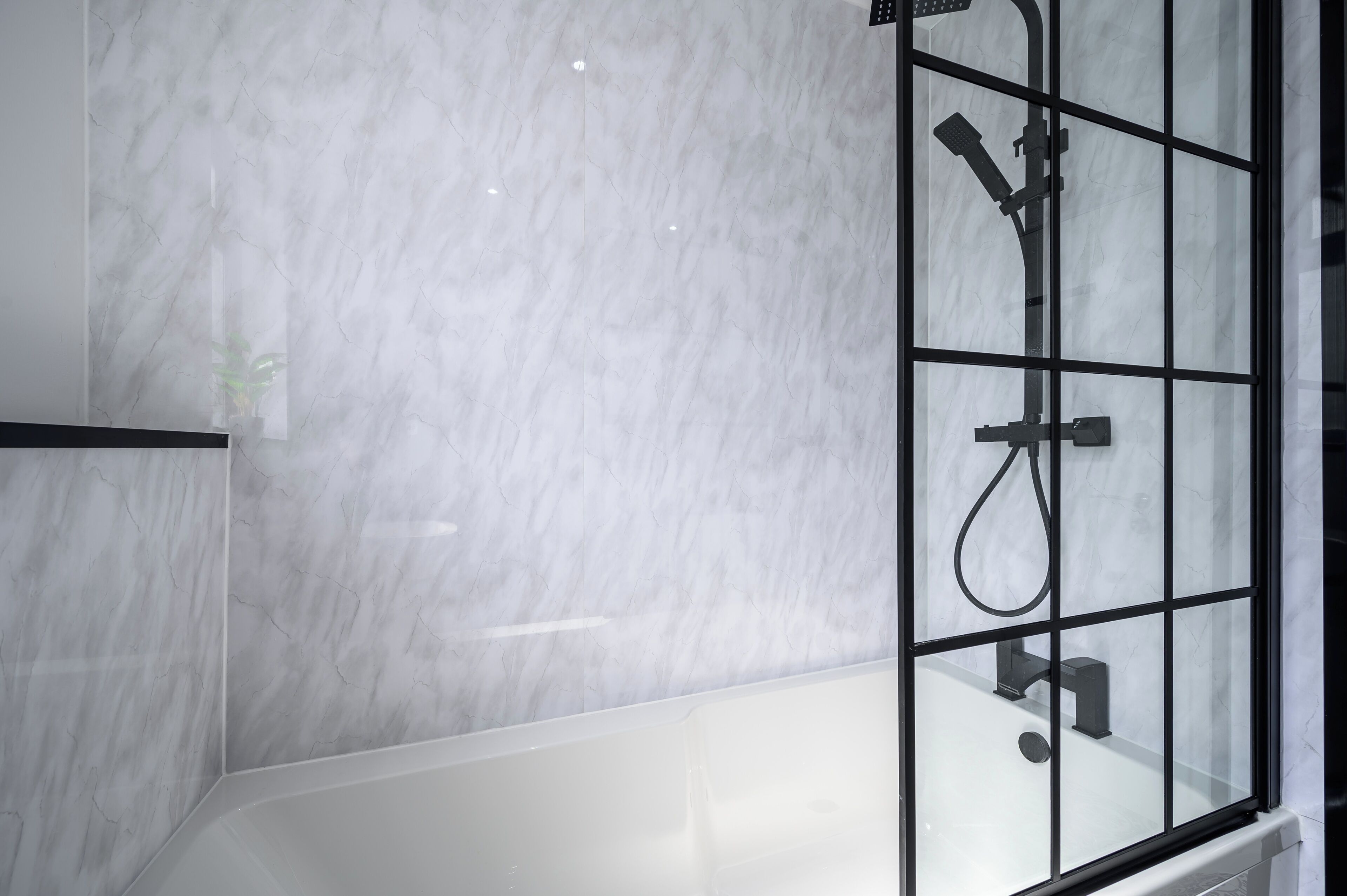 Dusche, kostenlose Toilettenartikel, Handtücher