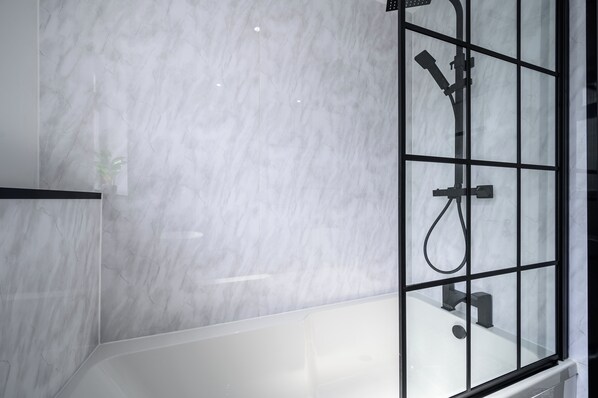 Shower, free toiletries, towels - Beautiful 2 Bedroom House in Atherton Free Parking (Manchester)