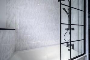 Shower, free toiletries, towels - Beautiful 2 Bedroom House in Atherton Free Parking (Manchester)