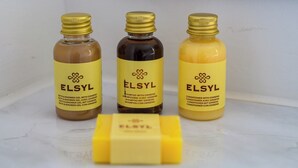 Trois bouteilles de gel douche ELSYL au ginseng, et un savon.