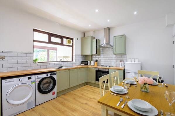 Fridge, microwave, oven, stovetop - Beautiful 2 Bedroom House in Atherton Free Parking (Manchester)
