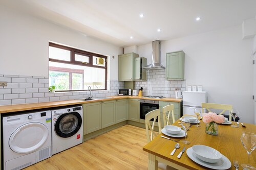Beautiful 2 Bedroom House in Atherton Free Parking