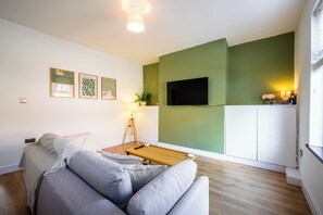 TV - Beautiful 2 Bedroom House in Atherton Free Parking (Manchester)