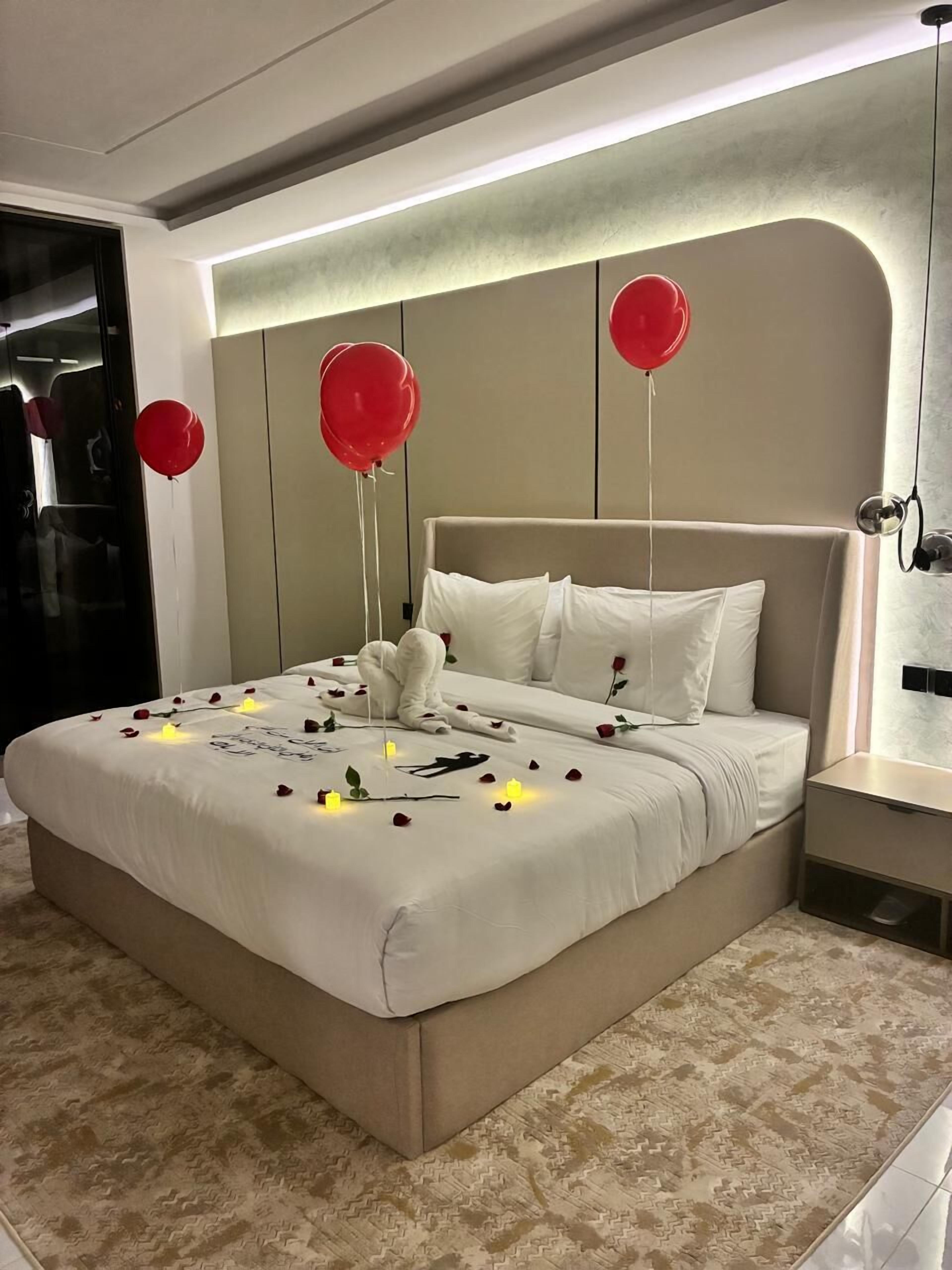 Hochwertige Bettwaren, Betten mit Memory-Foam-Matratzen, Zimmersafe